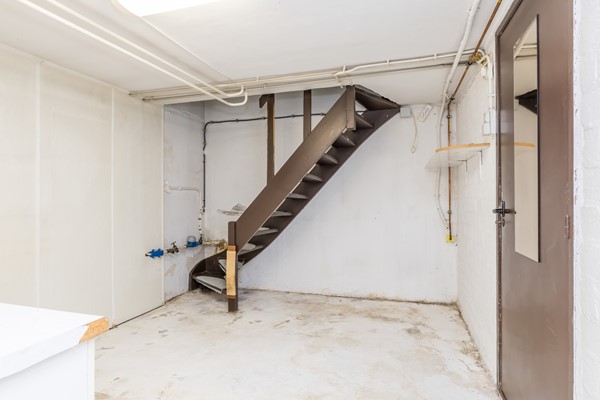 Foto - Te koop: Deels te moderniseren splitlevel drive-in woning (bouwjaar 1963) met 128 m² woonoppervlakte, 3 slaapkamers, tuin en een inpandige garage in Simpelveld